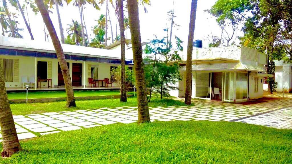 Cherai Natural Beach Hotel Черай Бийч Екстериор снимка